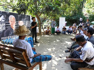 Relawan Ganjar-Mahfud Serahkan Alat Pertanian ke Desa Baturiti Lombok