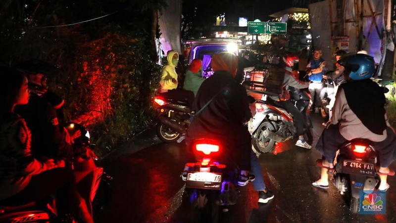 Petugas Jasa Marga sedang melakukan pengalihan arus kendaraan di Simpang Polingga KM 46 Tol Jagorawi, pintu GT Ciawi, Kabupaten Bogor, Jawa Barat, Sabtu (31/12/2022). (CNBC Indonesia/Muhammad Sabki)