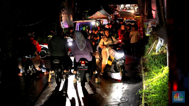 Petugas Jasa Marga sedang melakukan pengalihan arus kendaraan di Simpang Polingga KM 46 Tol Jagorawi, pintu GT Ciawi, Kabupaten Bogor, Jawa Barat, Sabtu (31/12/2022). Petugas Jasa Marga sedang melakukan pengalihan arus kendaraan di Simpang Polingga KM 46 Tol Jagorawi, pintu GT Ciawi, Kabupaten Bogor, Jawa Barat, Sabtu (31/12/2022). (CNBC Indonesia/Muhammad Sabki)