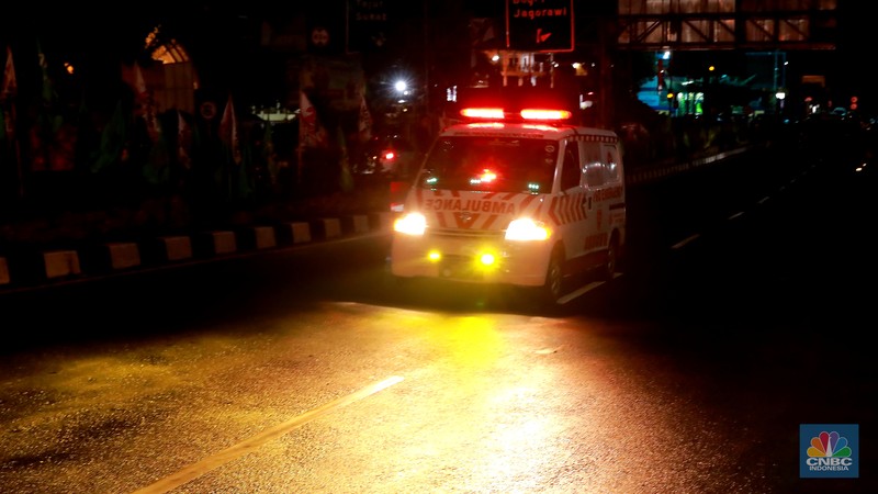 Petugas Jasa Marga sedang melakukan pengalihan arus kendaraan di Simpang Polingga KM 46 Tol Jagorawi, pintu GT Ciawi, Kabupaten Bogor, Jawa Barat, Sabtu (31/12/2022). (CNBC Indonesia/Muhammad Sabki)