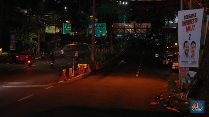 Petugas Jasa Marga sedang melakukan pengalihan arus kendaraan di Simpang Polingga KM 46 Tol Jagorawi, pintu GT Ciawi, Kabupaten Bogor, Jawa Barat, Sabtu (31/12/2022). Petugas Jasa Marga sedang melakukan pengalihan arus kendaraan di Simpang Polingga KM 46 Tol Jagorawi, pintu GT Ciawi, Kabupaten Bogor, Jawa Barat, Sabtu (31/12/2022). (CNBC Indonesia/Muhammad Sabki)