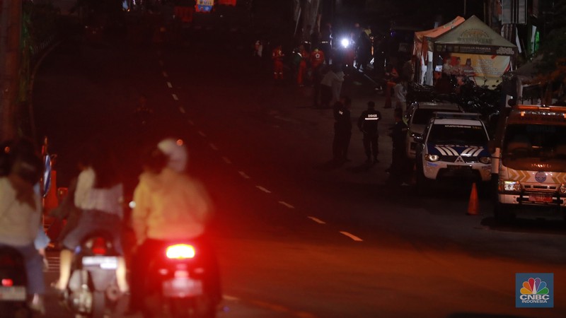 Petugas Jasa Marga sedang melakukan pengalihan arus kendaraan di Simpang Polingga KM 46 Tol Jagorawi, pintu GT Ciawi, Kabupaten Bogor, Jawa Barat, Sabtu (31/12/2022). Petugas Jasa Marga sedang melakukan pengalihan arus kendaraan di Simpang Polingga KM 46 Tol Jagorawi, pintu GT Ciawi, Kabupaten Bogor, Jawa Barat, Sabtu (31/12/2022). (CNBC Indonesia/Muhammad Sabki)
