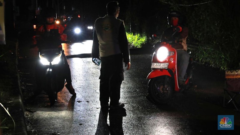 Petugas Jasa Marga sedang melakukan pengalihan arus kendaraan di Simpang Polingga KM 46 Tol Jagorawi, pintu GT Ciawi, Kabupaten Bogor, Jawa Barat, Sabtu (31/12/2022). (CNBC Indonesia/Muhammad Sabki)