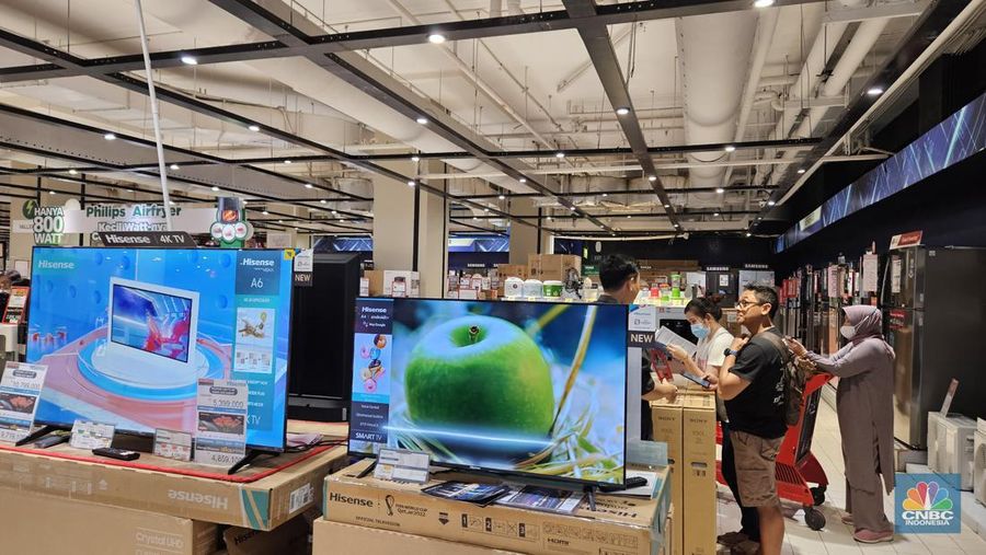 Sejumlah pengunjung Transmart Kota Kasablanka melihat produk elektronik yang ditawarkan dalam promo saat Transmart full day sale kembali hadir menyambut Pergantian Tahun 2024. (CNBC Indonesia/Intan Rakhmayanti Dewi)
