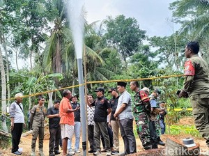 Semburan Air Imbas Sumur Bor di Pamekasan Masih Memancar