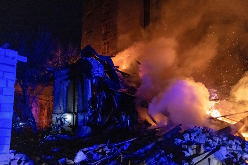 Petugas pemadam kebakaran bekerja di lokasi serangan drone Rusia, di tengah serangan Rusia ke Ukraina, di Kharkiv, Ukraina 31 Desember 2023. (REUTERS/Yevhen Titov)