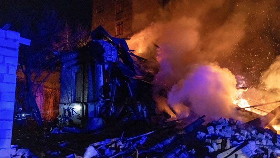 Seorang petugas pemadam kebakaran bekerja di lokasi serangan drone Rusia, di tengah serangan Rusia ke Ukraina, di Kharkiv, Ukraina 31 Desember 2023. (REUTERS/Yevhen Titov)