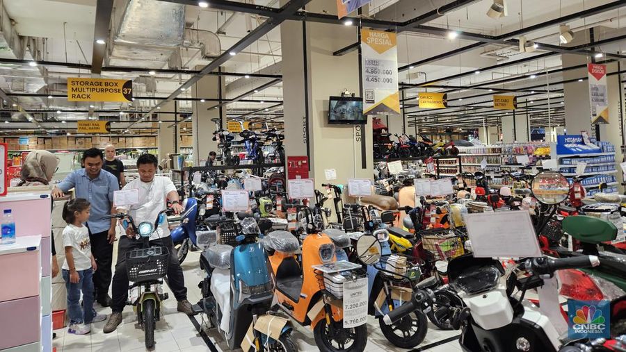 Sepeda listrik menjadi salah satu produk yang masuk dalam program pesta diskon Transmart Full Day Sale yang digelar lada Sabtu dan Minggu ini, 30 dan 31 Desember 2023. (CNBC Indonesia/Intan Rakhmayanti Dewi)