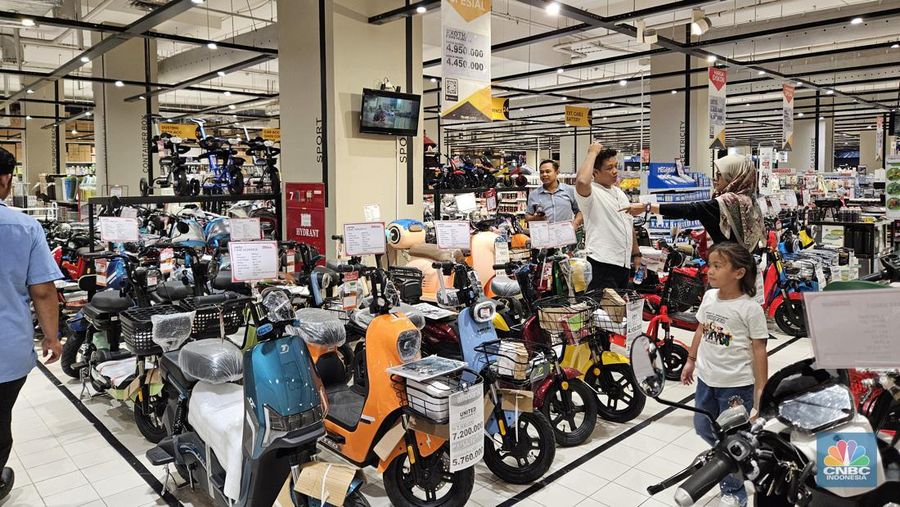 Sepeda listrik menjadi salah satu produk yang masuk dalam program pesta diskon Transmart Full Day Sale yang digelar lada Sabtu dan Minggu ini, 30 dan 31 Desember 2023. (CNBC Indonesia/Intan Rakhmayanti Dewi)