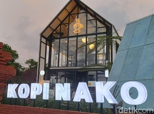Melihat Daur Baur Gelas Plastik Bekas Jadi Panel-Meja di Kopi Nako Bali