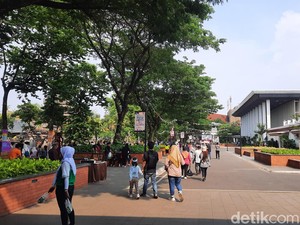 Jelang Malam Tahun Baru, TMII Mulai Dipadati Warga