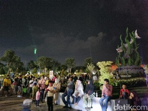 Warga Rayakan Tahun Baru Gelap-gelapan di Taman Suroboyo-Pantai Kenjeran