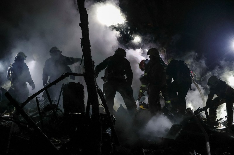 Petugas pemadam kebakaran bekerja di lokasi serangan drone Rusia, di tengah serangan Rusia ke Ukraina, di Kharkiv, Ukraina 31 Desember 2023. (REUTERS/Yevhen Titov)