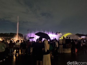 Antusiasme Warga Jajal Bus Listrik Keliling TMII di Malam Tahun Baru