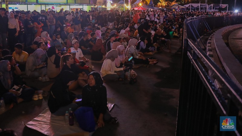 Warga memadati Car Free Night (CFN) perayaan malam Tahun Baru 2024 di kawasan Bundaran Hotel Indonesia (HI), Jakarta, Minggu (31/12/2023). Warga memadati Car Free Night (CFN) perayaan malam Tahun Baru 2024 di kawasan Bundaran Hotel Indonesia (HI), Jakarta, Minggu (31/12/2023). (CNBC Indonesia/Faisal Rahman)