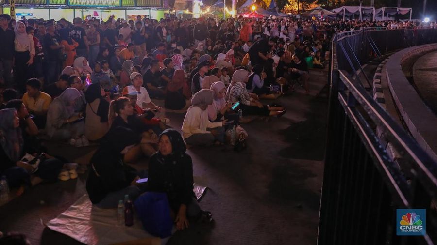Warga memadati Car Free Night (CFN) perayaan malam Tahun Baru 2024 di kawasan Bundaran Hotel Indonesia (HI), Jakarta, Minggu (31/12/2023). (CNBC Indonesia/Faisal Rahman)