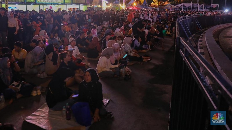 Warga memadati Car Free Night (CFN) perayaan malam Tahun Baru 2024 di kawasan Bundaran Hotel Indonesia (HI), Jakarta, Minggu (31/12/2023). (CNBC Indonesia/Faisal Rahman)