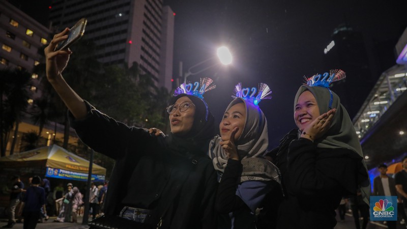 Warga memadati Car Free Night (CFN) perayaan malam Tahun Baru 2024 di kawasan Bundaran Hotel Indonesia (HI), Jakarta, Minggu (31/12/2023). Warga memadati Car Free Night (CFN) perayaan malam Tahun Baru 2024 di kawasan Bundaran Hotel Indonesia (HI), Jakarta, Minggu (31/12/2023). (CNBC Indonesia/Faisal Rahman)