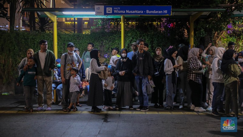 Warga memadati Car Free Night (CFN) perayaan malam Tahun Baru 2024 di kawasan Bundaran Hotel Indonesia (HI), Jakarta, Minggu (31/12/2023). Warga memadati Car Free Night (CFN) perayaan malam Tahun Baru 2024 di kawasan Bundaran Hotel Indonesia (HI), Jakarta, Minggu (31/12/2023). (CNBC Indonesia/Faisal Rahman)