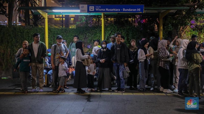 Warga memadati Car Free Night (CFN) perayaan malam Tahun Baru 2024 di kawasan Bundaran Hotel Indonesia (HI), Jakarta, Minggu (31/12/2023). (CNBC Indonesia/Faisal Rahman)