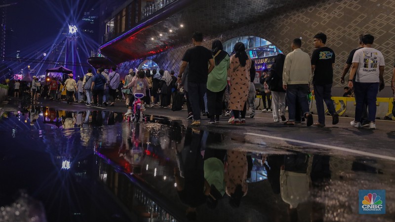 Warga memadati Car Free Night (CFN) perayaan malam Tahun Baru 2024 di kawasan Bundaran Hotel Indonesia (HI), Jakarta, Minggu (31/12/2023). Warga memadati Car Free Night (CFN) perayaan malam Tahun Baru 2024 di kawasan Bundaran Hotel Indonesia (HI), Jakarta, Minggu (31/12/2023). (CNBC Indonesia/Faisal Rahman)