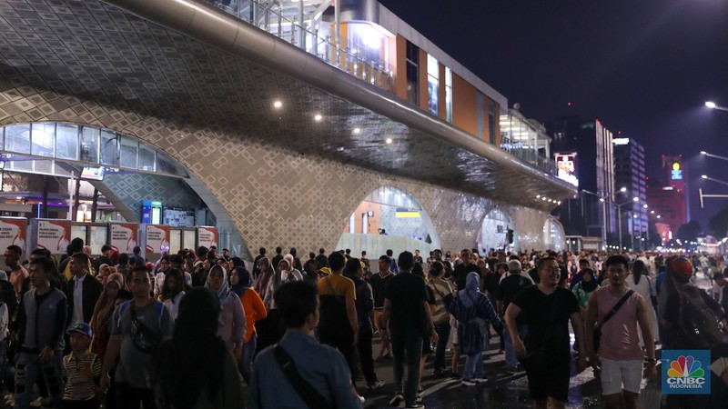 Warga memadati Car Free Night (CFN) perayaan malam Tahun Baru 2024 di kawasan Bundaran Hotel Indonesia (HI), Jakarta, Minggu (31/12/2023). (CNBC Indonesia/Faisal Rahman)