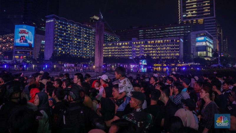 Warga memadati Car Free Night (CFN) perayaan malam Tahun Baru 2024 di kawasan Bundaran Hotel Indonesia (HI), Jakarta, Minggu (31/12/2023). Warga memadati Car Free Night (CFN) perayaan malam Tahun Baru 2024 di kawasan Bundaran Hotel Indonesia (HI), Jakarta, Minggu (31/12/2023). (CNBC Indonesia/Faisal Rahman)