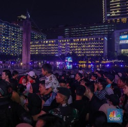 Ribuan Warga Padati Bundaran HI Jelang Malam Ganti Tahun