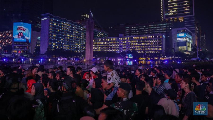 Warga memadati Car Free Night (CFN) perayaan malam Tahun Baru 2024 di kawasan Bundaran Hotel Indonesia (HI), Jakarta, Minggu (31/12/2023). (CNBC Indonesia/Faisal Rahman)