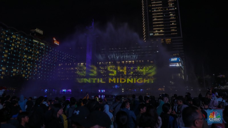 Warga memadati Car Free Night (CFN) perayaan malam Tahun Baru 2024 di kawasan Bundaran Hotel Indonesia (HI), Jakarta, Minggu (31/12/2023). (CNBC Indonesia/Faisal Rahman)