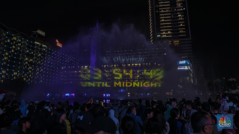 Warga memadati Car Free Night (CFN) perayaan malam Tahun Baru 2024 di kawasan Bundaran Hotel Indonesia (HI), Jakarta, Minggu (31/12/2023). (CNBC Indonesia/Faisal Rahman)