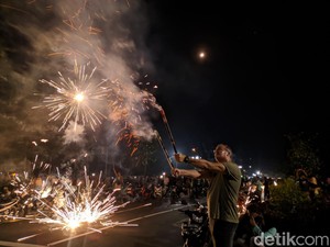 Intip Momen Warga Rayakan Tahun Baru 2024 di Bundaran GMS Lombok Barat