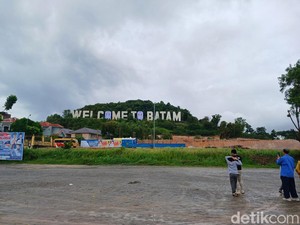 Monumen Welcome To Batam Dipasangi Spanduk Prabowo-Gibran, Bawaslu Turunkan