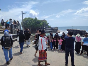 Libur Nataru, Jumlah Turis yang Kunjungi Tanah Lot Capai 10 Ribu
