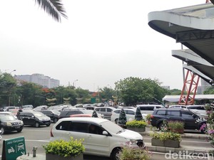 Libur Tahun Baru 2024, Antrean Mengular Terjadi di Pintu Masuk Ancol