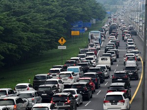 Jelang Nataru, Volume Kendaraan Keluar Jakarta Naik di 4 Ruas Tol