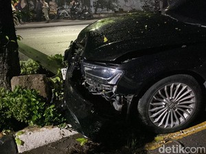 Pengemudi Diduga Ngantuk Berujung Audi Ringsek Tabrak Pohon di Surabaya