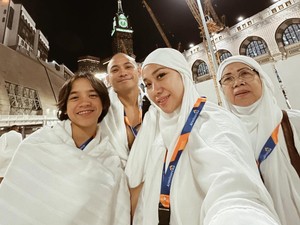 Deretan Selebritas Jalani Umrah di Momen Tahun Baru