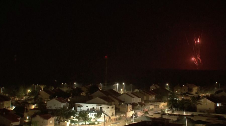 Beberapa roket yang ditembakkan dari Jalur Gaza menargetkan Tel Aviv dan Israel selatan saat negara itu merayakan Tahun Baru pada hari Senin. (Tangkapan Layar Video Reuters)