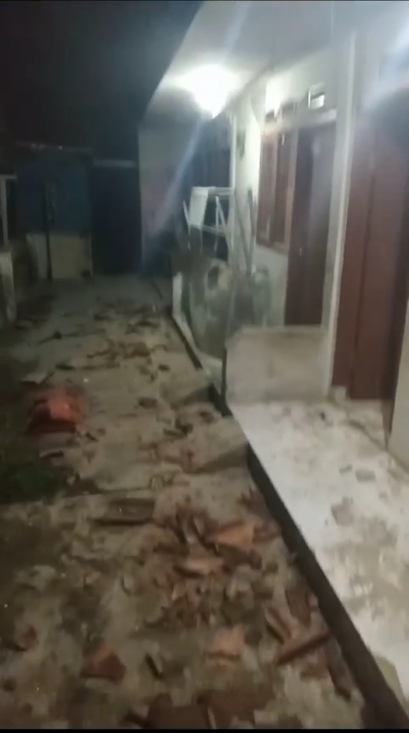 Gempa bumi berkekuatan magnitudo 4,8 yang mengguncang wilayah Kabupaten Sumedang, Minggu (31/12/2023) mengakibatkan kerusakan sejumlah bangunan. Gempa bumi berkekuatan magnitudo 4,8 yang mengguncang wilayah Kabupaten Sumedang, Minggu (31/12/2023) mengakibatkan kerusakan sejumlah bangunan. (Dok. BNPB)