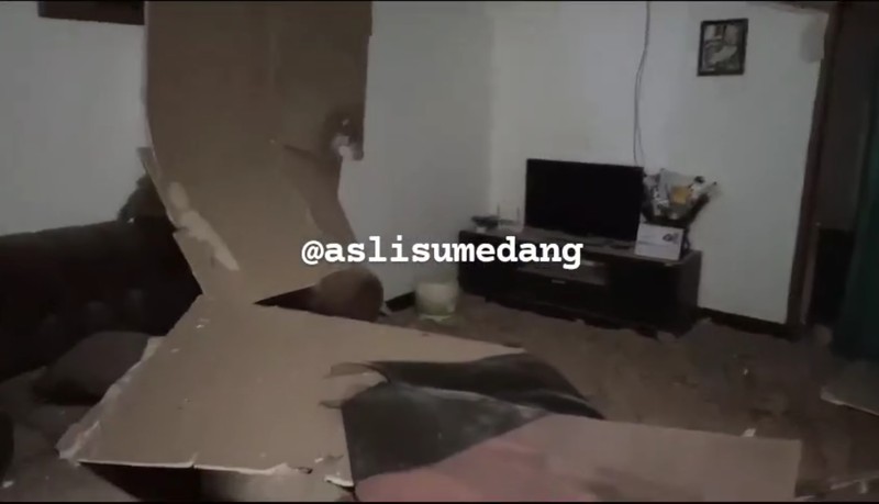 Gempa bumi berkekuatan magnitudo 4,8 yang mengguncang wilayah Kabupaten Sumedang, Minggu (31/12/2023) mengakibatkan kerusakan sejumlah bangunan. Gempa bumi berkekuatan magnitudo 4,8 yang mengguncang wilayah Kabupaten Sumedang, Minggu (31/12/2023) mengakibatkan kerusakan sejumlah bangunan. (Dok. BNPB)