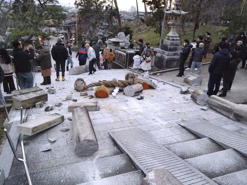 Otoritas Jepang mengumumkan potensi tsunami setelah gempa bumi berkekuatan tinggi mengguncang wilayah barat negara itu dengan magnitude 7,6 mengguncang wilayah Ishikawa dan perfektur di dekatnya. Otoritas Jepang mengumumkan potensi tsunami setelah gempa bumi berkekuatan tinggi mengguncang wilayah barat negara itu dengan magnitude 7,6 mengguncang wilayah Ishikawa dan perfektur di dekatnya. (Tangkapan Layar Video Reuters/NHK)