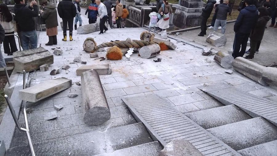 Otoritas Jepang mengumumkan potensi tsunami setelah gempa bumi berkekuatan tinggi mengguncang wilayah barat negara itu dengan magnitude 7,6 mengguncang wilayah Ishikawa dan perfektur di dekatnya. (Tangkapan Layar Video Reuters/NHK)
