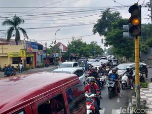 Jalur Kota Batu-Malang Via Payung Padat, Antrean Kendaraan Hampir Satu Km