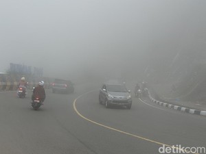Jalur Puncak Cianjur Diselimuti Kabut Tebal