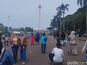 Senangnya Anya, Warga Tangerang Rela Antre 4 Jam demi Naik ke Puncak Monas