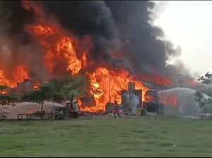 Kebakaran Gudang Palet Surabaya Diduga Dipicu Kembang Api