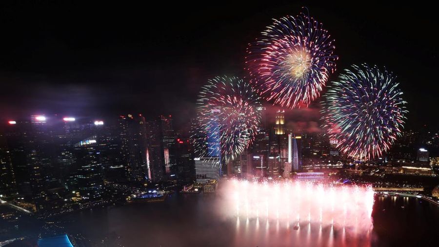 Kembang api meledak di atas Marina Bay menjelang perayaan Tahun Baru di Singapura 31 Desember 2023. (REUTERS/Edgar Su)