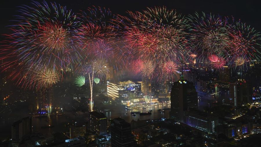 Kembang api meledak saat ribuan orang berkumpul untuk menghadiri perayaan tahun baru di kawasan Bundaran Hotel Indonesia pada Malam Tahun Baru di Jakarta, Indonesia, Senin, 1 Januari 2024. (AP Photo/Achmad Ibrahim)
