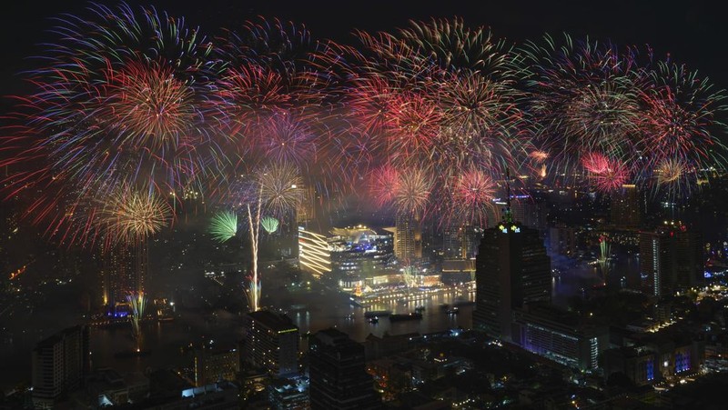 Kembang api meledak saat ribuan orang berkumpul untuk menghadiri perayaan tahun baru di kawasan Bundaran Hotel Indonesia pada Malam Tahun Baru di Jakarta, Indonesia, Senin, 1 Januari 2024. (AP Photo/Achmad Ibrahim)